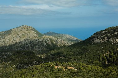 Tatil yürüyüşü Mallorca, İspanya. Akdeniz 'in Mayorka adasındaki Serra de Tramuntana dağlarının manzarasıyla güzel bir resim. Motorcular için cennet. Macera seyahati.