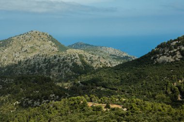 Tatil yürüyüşü Mallorca, İspanya. Akdeniz 'in Mayorka adasındaki Serra de Tramuntana dağlarının manzarasıyla güzel bir resim. Motorcular için cennet. Macera seyahati.