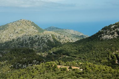 Tatil yürüyüşü Mallorca, İspanya. Akdeniz 'in Mayorka adasındaki Serra de Tramuntana dağlarının manzarasıyla güzel bir resim. Motorcular için cennet. Macera seyahati.
