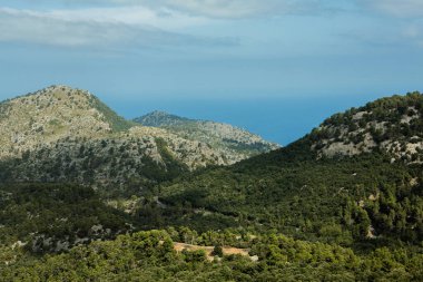 Tatil yürüyüşü Mallorca, İspanya. Akdeniz 'in Mayorka adasındaki Serra de Tramuntana dağlarının manzarasıyla güzel bir resim. Motorcular için cennet. Macera seyahati.