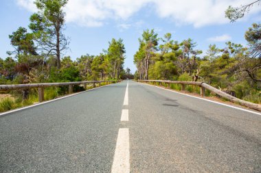 Tatil yürüyüşü Mallorca, İspanya. Akdeniz 'in Mayorka adasındaki Serra de Tramuntana dağlarının manzarasıyla güzel bir resim. Motorcular için cennet. Macera seyahati.