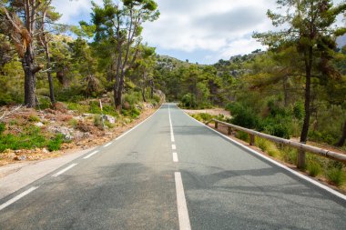 Tatil yürüyüşü Mallorca, İspanya. Akdeniz 'in Mayorka adasındaki Serra de Tramuntana dağlarının manzarasıyla güzel bir resim. Motorcular için cennet. Macera seyahati.