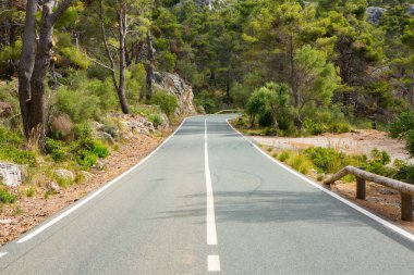 Tatil yürüyüşü Mallorca, İspanya. Akdeniz 'in Mayorka adasındaki Serra de Tramuntana dağlarının manzarasıyla güzel bir resim. Motorcular için cennet. Macera seyahati.