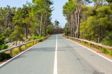 Tatil yürüyüşü Mallorca, İspanya. Akdeniz 'in Mayorka adasındaki Serra de Tramuntana dağlarının manzarasıyla güzel bir resim. Motorcular için cennet. Macera seyahati.