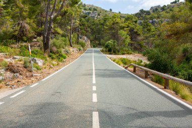 Tatil yürüyüşü Mallorca, İspanya. Akdeniz 'in Mayorka adasındaki Serra de Tramuntana dağlarının manzarasıyla güzel bir resim. Motorcular için cennet. Macera seyahati.