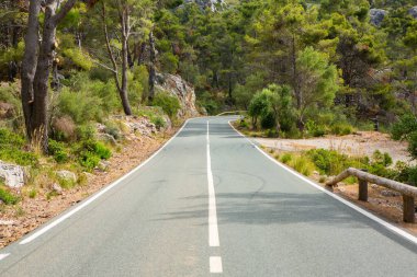 Tatil yürüyüşü Mallorca, İspanya. Akdeniz 'in Mayorka adasındaki Serra de Tramuntana dağlarının manzarasıyla güzel bir resim. Motorcular için cennet. Macera seyahati.