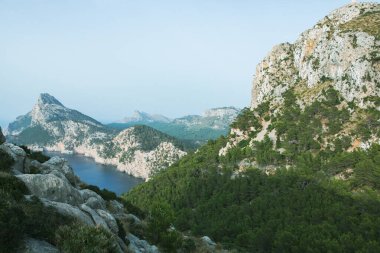 Tatil yürüyüşü Mallorca, İspanya. Akdeniz 'in Mayorka adasındaki Serra de Tramuntana dağlarının manzarasıyla güzel bir resim. Motorcular için cennet. Macera seyahati.