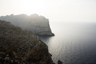 Tatil yürüyüşü Mallorca, İspanya. Akdeniz 'in Mayorka adasındaki Serra de Tramuntana dağlarının manzarasıyla güzel bir resim. Motorcular için cennet. Macera seyahati.