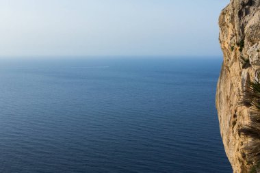 Tatil yürüyüşü Mallorca, İspanya. Akdeniz 'in Mayorka adasındaki Serra de Tramuntana dağlarının manzarasıyla güzel bir resim. Motorcular için cennet. Macera seyahati.