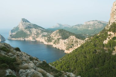 Tatil yürüyüşü Mallorca, İspanya. Akdeniz 'in Mayorka adasındaki Serra de Tramuntana dağlarının manzarasıyla güzel bir resim. Motorcular için cennet. Macera seyahati.
