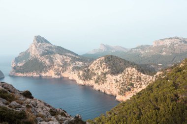 Tatil yürüyüşü Mallorca, İspanya. Akdeniz 'in Mayorka adasındaki Serra de Tramuntana dağlarının manzarasıyla güzel bir resim. Motorcular için cennet. Macera seyahati.