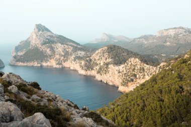 Tatil yürüyüşü Mallorca, İspanya. Akdeniz 'in Mayorka adasındaki Serra de Tramuntana dağlarının manzarasıyla güzel bir resim. Motorcular için cennet. Macera seyahati.