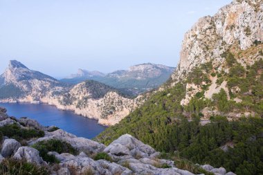 Tatil yürüyüşü Mallorca, İspanya. Akdeniz 'in Mayorka adasındaki Serra de Tramuntana dağlarının manzarasıyla güzel bir resim. Motorcular için cennet. Macera seyahati.