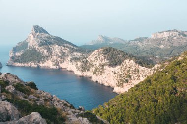 Tatil yürüyüşü Mallorca, İspanya. Akdeniz 'in Mayorka adasındaki Serra de Tramuntana dağlarının manzarasıyla güzel bir resim. Motorcular için cennet. Macera seyahati.