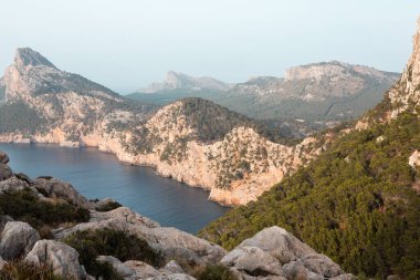 Tatil yürüyüşü Mallorca, İspanya. Akdeniz 'in Mayorka adasındaki Serra de Tramuntana dağlarının manzarasıyla güzel bir resim. Motorcular için cennet. Macera seyahati.