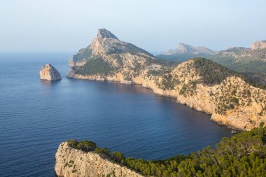 Tatil yürüyüşü Mallorca, İspanya. Akdeniz 'in Mayorka adasındaki Serra de Tramuntana dağlarının manzarasıyla güzel bir resim. Motorcular için cennet. Macera seyahati.