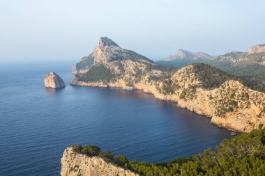 Tatil yürüyüşü Mallorca, İspanya. Akdeniz 'in Mayorka adasındaki Serra de Tramuntana dağlarının manzarasıyla güzel bir resim. Motorcular için cennet. Macera seyahati.