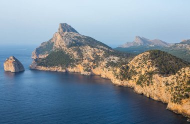 Tatil yürüyüşü Mallorca, İspanya. Akdeniz 'in Mayorka adasındaki Serra de Tramuntana dağlarının manzarasıyla güzel bir resim. Motorcular için cennet. Macera seyahati.