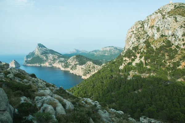 Tatil yürüyüşü Mallorca, İspanya. Akdeniz 'in Mayorka adasındaki Serra de Tramuntana dağlarının manzarasıyla güzel bir resim. Motorcular için cennet. Macera seyahati.