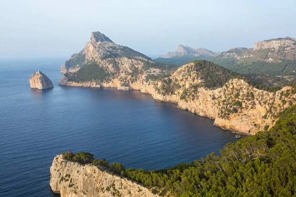 Tatil yürüyüşü Mallorca, İspanya. Akdeniz 'in Mayorka adasındaki Serra de Tramuntana dağlarının manzarasıyla güzel bir resim. Motorcular için cennet. Macera seyahati.