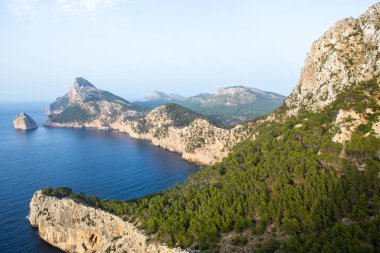 Tatil yürüyüşü Mallorca, İspanya. Akdeniz 'in Mayorka adasındaki Serra de Tramuntana dağlarının manzarasıyla güzel bir resim. Motorcular için cennet. Macera seyahati.