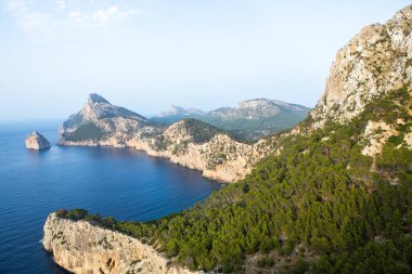 Tatil yürüyüşü Mallorca, İspanya. Akdeniz 'in Mayorka adasındaki Serra de Tramuntana dağlarının manzarasıyla güzel bir resim. Motorcular için cennet. Macera seyahati.