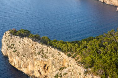 Tatil yürüyüşü Mallorca, İspanya. Akdeniz 'in Mayorka adasındaki Serra de Tramuntana dağlarının manzarasıyla güzel bir resim. Motorcular için cennet. Macera seyahati.