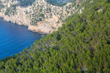 Tatil yürüyüşü Mallorca, İspanya. Akdeniz 'in Mayorka adasındaki Serra de Tramuntana dağlarının manzarasıyla güzel bir resim. Motorcular için cennet. Macera seyahati.