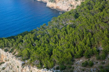 Tatil yürüyüşü Mallorca, İspanya. Akdeniz 'in Mayorka adasındaki Serra de Tramuntana dağlarının manzarasıyla güzel bir resim. Motorcular için cennet. Macera seyahati.