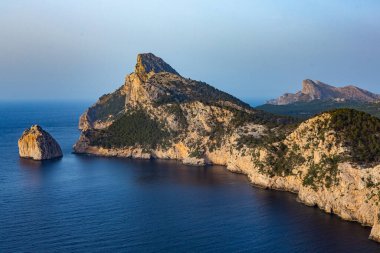 Tatil yürüyüşü Mallorca, İspanya. Akdeniz 'in Mayorka adasındaki Serra de Tramuntana dağlarının manzarasıyla güzel bir resim. Motorcular için cennet. Macera seyahati.