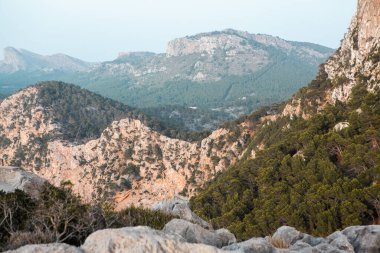 Tatil yürüyüşü Mallorca, İspanya. Akdeniz 'in Mayorka adasındaki Serra de Tramuntana dağlarının manzarasıyla güzel bir resim. Motorcular için cennet. Macera seyahati.