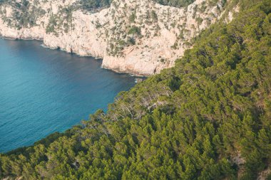 Tatil yürüyüşü Mallorca, İspanya. Akdeniz 'in Mayorka adasındaki Serra de Tramuntana dağlarının manzarasıyla güzel bir resim. Motorcular için cennet. Macera seyahati.