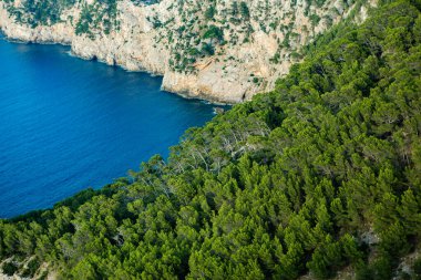 Tatil yürüyüşü Mallorca, İspanya. Akdeniz 'in Mayorka adasındaki Serra de Tramuntana dağlarının manzarasıyla güzel bir resim. Motorcular için cennet. Macera seyahati.