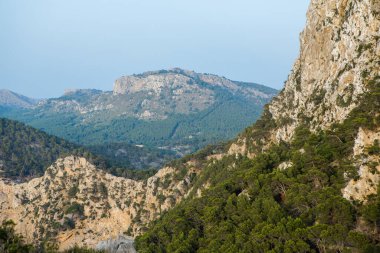 Tatil yürüyüşü Mallorca, İspanya. Akdeniz 'in Mayorka adasındaki Serra de Tramuntana dağlarının manzarasıyla güzel bir resim. Motorcular için cennet. Macera seyahati.