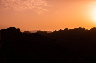 Tatil yürüyüşü Mallorca, İspanya. Akdeniz 'in Mayorka adasındaki Serra de Tramuntana dağlarının manzarasıyla güzel bir resim. Motorcular için cennet. Macera seyahati.