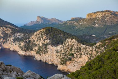 Tatil yürüyüşü Mallorca, İspanya. Akdeniz 'in Mayorka adasındaki Serra de Tramuntana dağlarının manzarasıyla güzel bir resim. Motorcular için cennet. Macera seyahati.