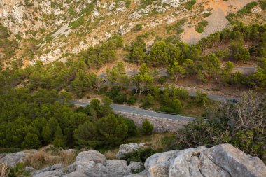 Tatil yürüyüşü Mallorca, İspanya. Akdeniz 'in Mayorka adasındaki Serra de Tramuntana dağlarının manzarasıyla güzel bir resim. Motorcular için cennet. Macera seyahati.
