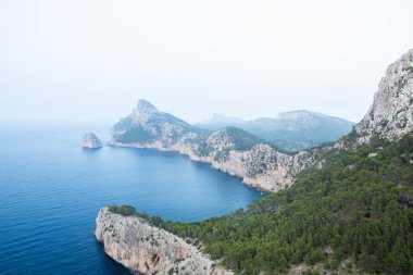 Tatil yürüyüşü Mallorca, İspanya. Akdeniz 'in Mayorka adasındaki Serra de Tramuntana dağlarının manzarasıyla güzel bir resim. Motorcular için cennet. Macera seyahati.