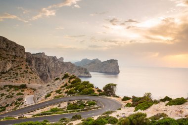 Tatil yürüyüşü Mallorca, İspanya. Akdeniz 'in Mayorka adasındaki Serra de Tramuntana dağlarının manzarasıyla güzel bir resim. Motorcular için cennet. Macera seyahati.