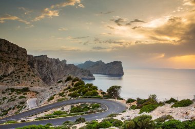 Tatil yürüyüşü Mallorca, İspanya. Akdeniz 'in Mayorka adasındaki Serra de Tramuntana dağlarının manzarasıyla güzel bir resim. Motorcular için cennet. Macera seyahati.