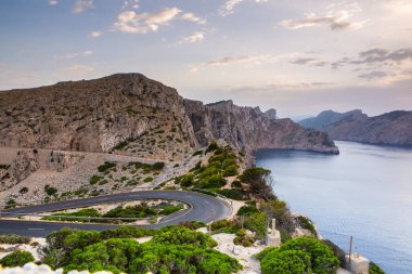 Tatil yürüyüşü Mallorca, İspanya. Akdeniz 'in Mayorka adasındaki Serra de Tramuntana dağlarının manzarasıyla güzel bir resim. Motorcular için cennet. Macera seyahati.