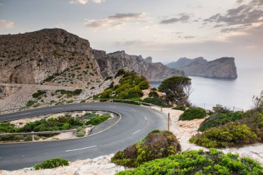 Tatil yürüyüşü Mallorca, İspanya. Akdeniz 'in Mayorka adasındaki Serra de Tramuntana dağlarının manzarasıyla güzel bir resim. Motorcular için cennet. Macera seyahati.