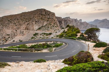 Tatil yürüyüşü Mallorca, İspanya. Akdeniz 'in Mayorka adasındaki Serra de Tramuntana dağlarının manzarasıyla güzel bir resim. Motorcular için cennet. Macera seyahati.