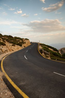 Tatil yürüyüşü Mallorca, İspanya. Akdeniz 'in Mayorka adasındaki Serra de Tramuntana dağlarının manzarasıyla güzel bir resim. Motorcular için cennet. Macera seyahati.