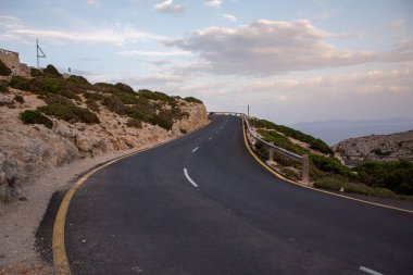 Tatil yürüyüşü Mallorca, İspanya. Akdeniz 'in Mayorka adasındaki Serra de Tramuntana dağlarının manzarasıyla güzel bir resim. Motorcular için cennet. Macera seyahati.