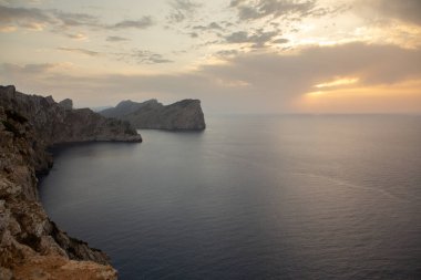 Tatil yürüyüşü Mallorca, İspanya. Akdeniz 'in Mayorka adasındaki Serra de Tramuntana dağlarının manzarasıyla güzel bir resim. Motorcular için cennet. Macera seyahati.