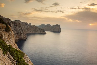 Tatil yürüyüşü Mallorca, İspanya. Akdeniz 'in Mayorka adasındaki Serra de Tramuntana dağlarının manzarasıyla güzel bir resim. Motorcular için cennet. Macera seyahati.