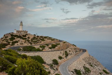 Tatil yürüyüşü Mallorca, İspanya. Akdeniz 'in Mayorka adasındaki Serra de Tramuntana dağlarının manzarasıyla güzel bir resim. Motorcular için cennet. Macera seyahati.