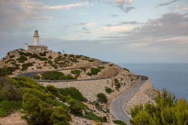 Tatil yürüyüşü Mallorca, İspanya. Akdeniz 'in Mayorka adasındaki Serra de Tramuntana dağlarının manzarasıyla güzel bir resim. Motorcular için cennet. Macera seyahati.