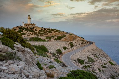 Tatil yürüyüşü Mallorca, İspanya. Akdeniz 'in Mayorka adasındaki Serra de Tramuntana dağlarının manzarasıyla güzel bir resim. Motorcular için cennet. Macera seyahati.